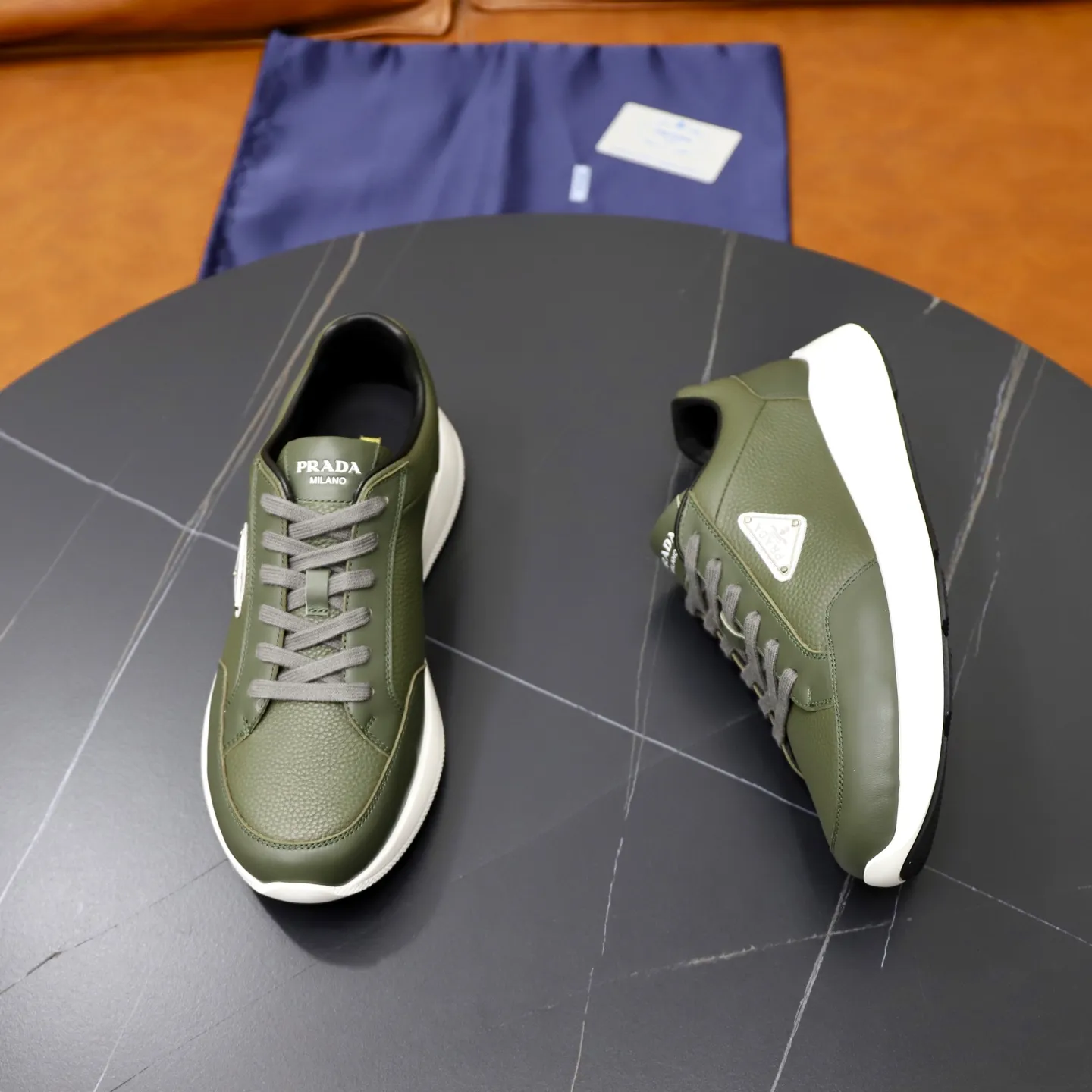 Factory price: 740💰Top original order Brand: PRADA (Prada) Standard code: Men's size 38/44 (45 can be customized) Grade: Same as the official website Material: Original cowhide stitching imported cowhide lining Original combination two-color wear-resistant soft outsole Style category: Leisure and sports version Young fashion European and American trend British style Color: Real picture color